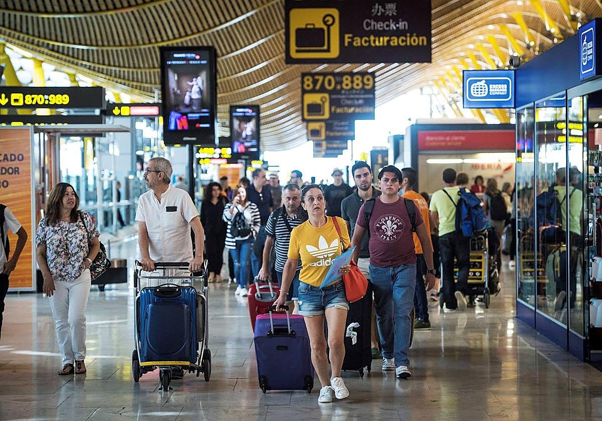 Viajeros en una terminal del aeropuerto de Barajas.