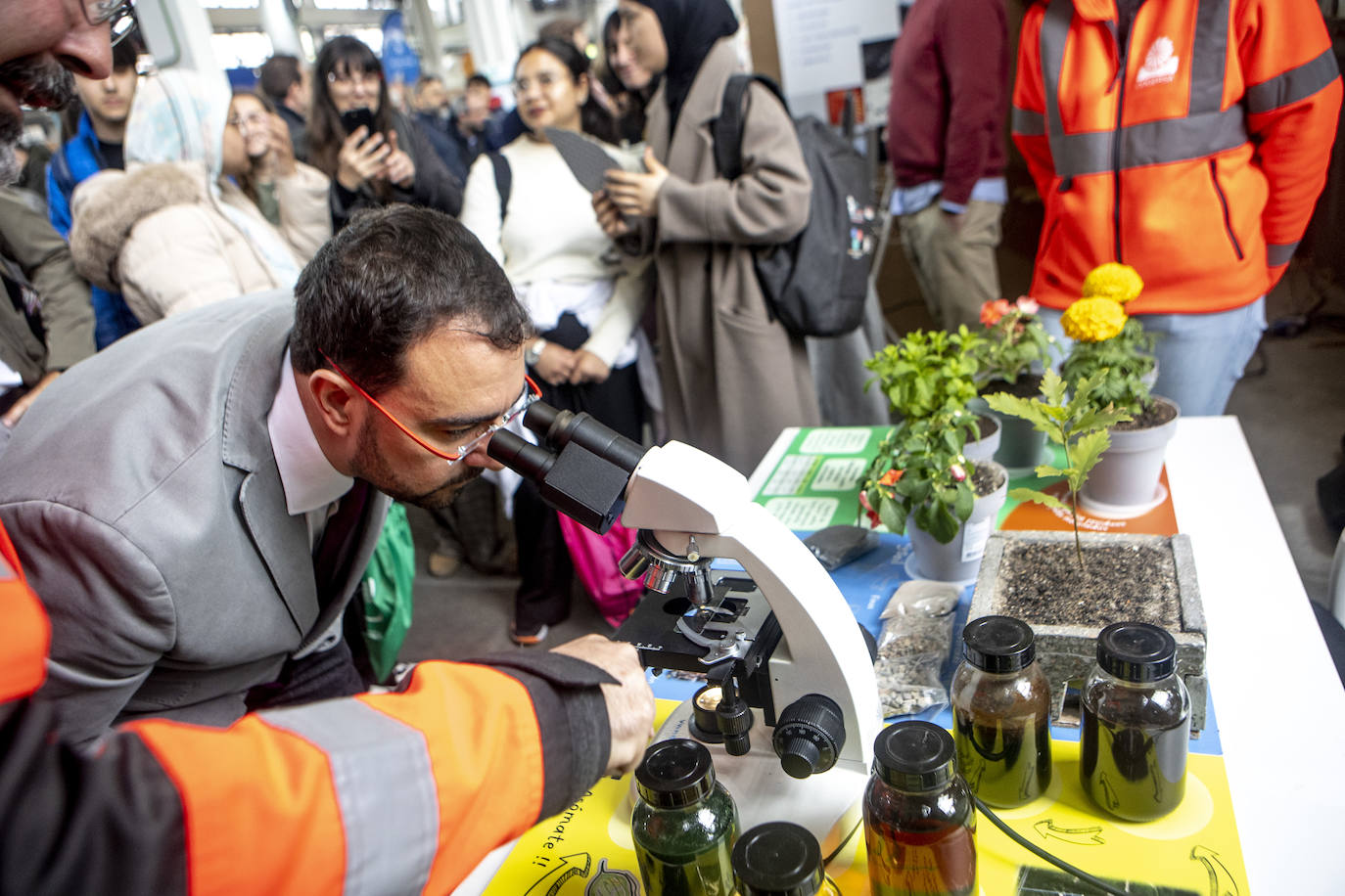 Escape room, simuladores, hologramas y cultivos bajo tierra con luces led en la Feria de la Ciencia