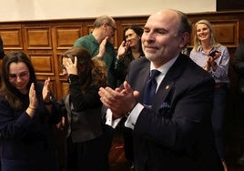 Ignacio Villaverde celebra su victoria en las elecciones al rectorado de la Universidad de Oviedo.