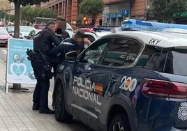 Momento de la detención del hombre por agentes de la Policía Nacional, en Gijón.