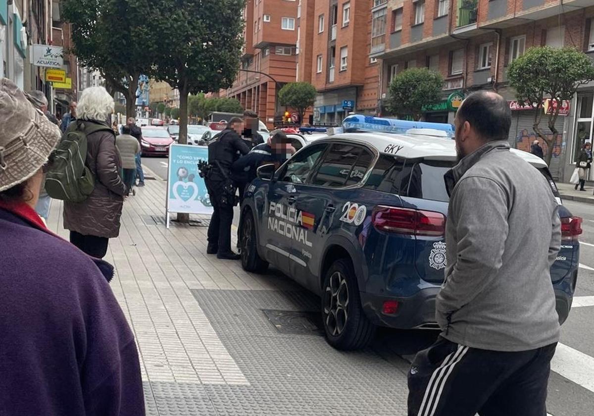 Momento de la detención del hombre por agentes de la Policía Nacional, en Gijón.