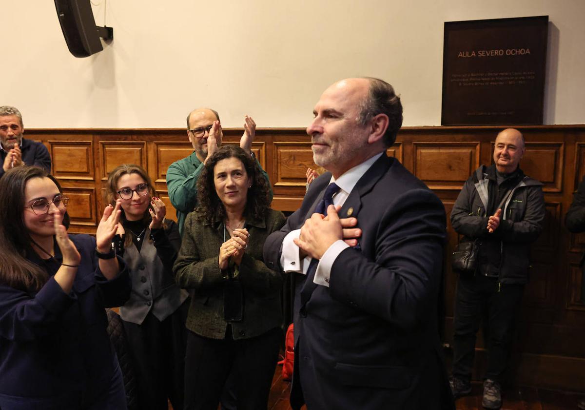 Momento de la victoria de ayer de Ignacio Villaverde, reelegido rector de la Universidad de Oviedo.