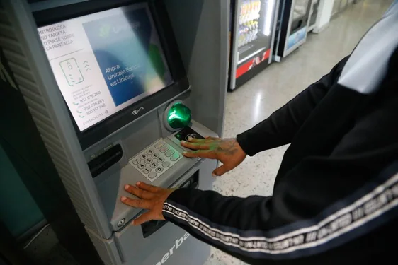 Un ciudadano se dispone a sacar dinero de un cajero automático.