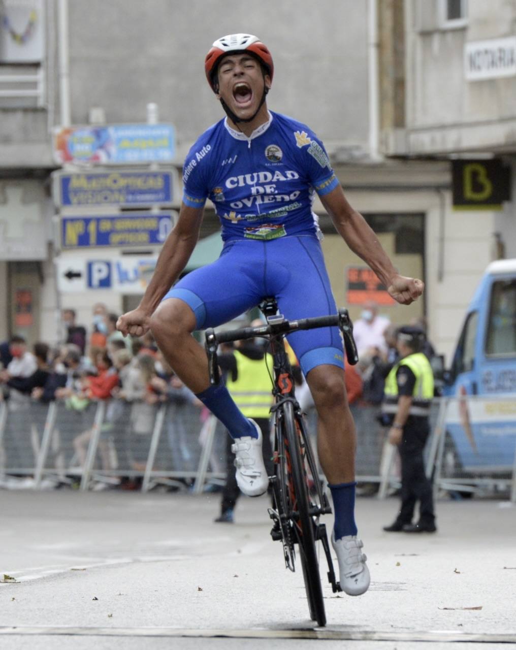 Morgado en su triunfo en Los Corrales con el Ciudad de Oviedo.