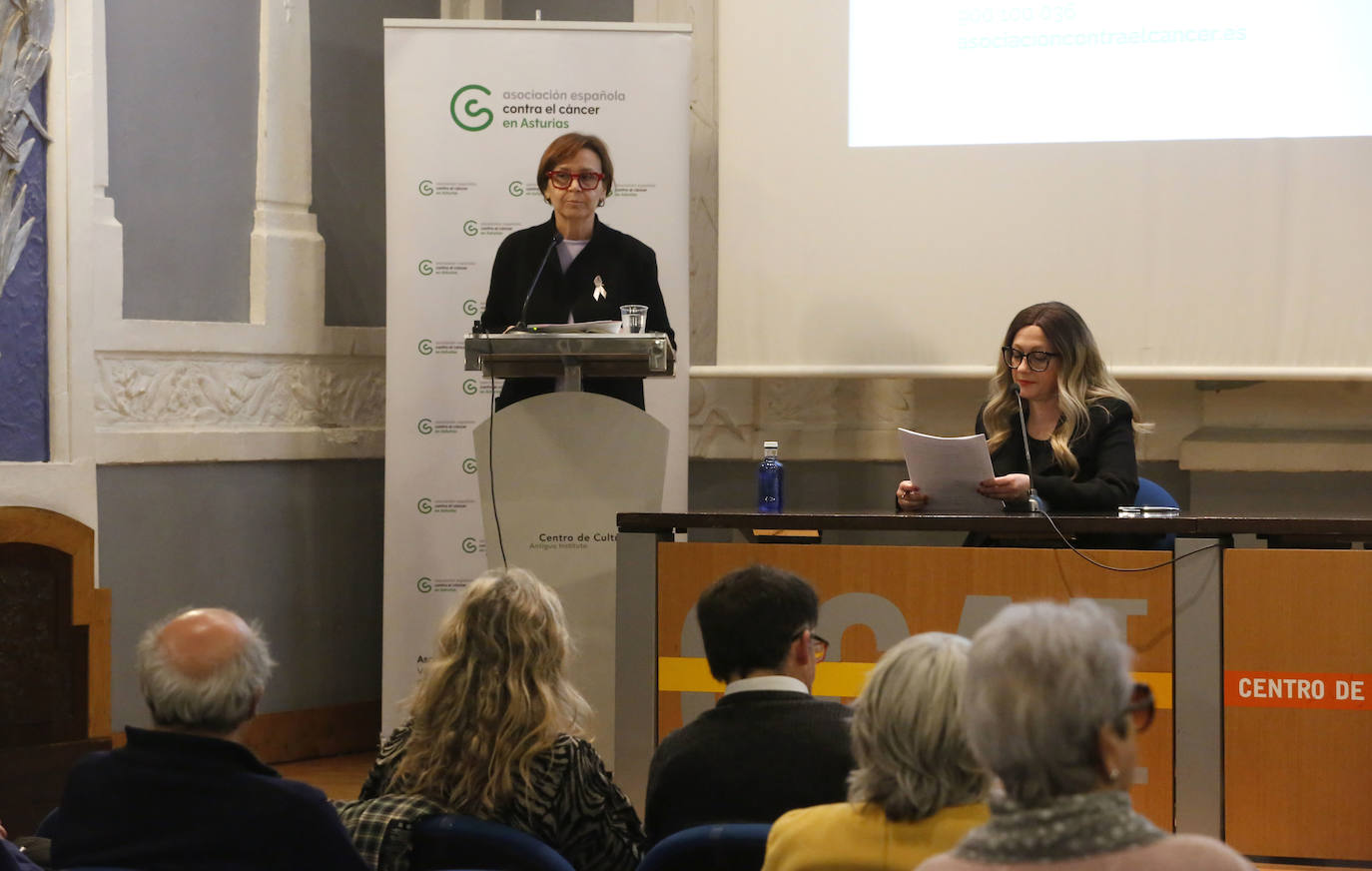 Imagen principal - La alcaldesa de Gijón, Carmen Moriyón, el director de EL COMERCIO, Ángel González, y la directora adjunta de este diario, Leticia Álvarez, participaron en la lectura. 