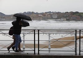 Fuerte oleaje en la playa San Lorenzo de Gijón.