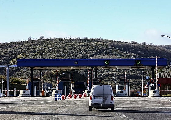 Un vehículo acercándose a las cabinas de peaje del Huerna (AP-66).