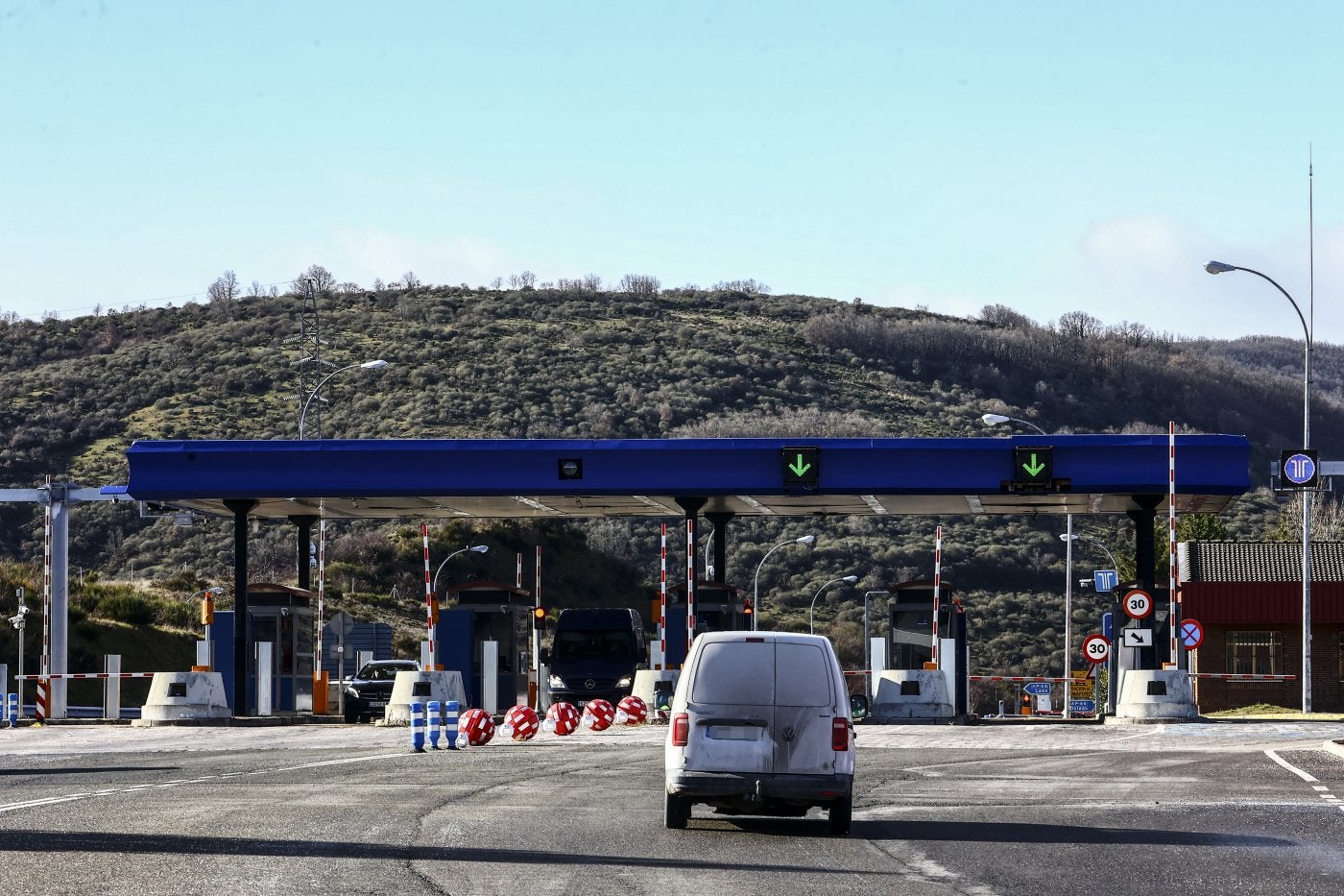 Un vehículo acercándose a las cabinas de peaje del Huerna (AP-66).