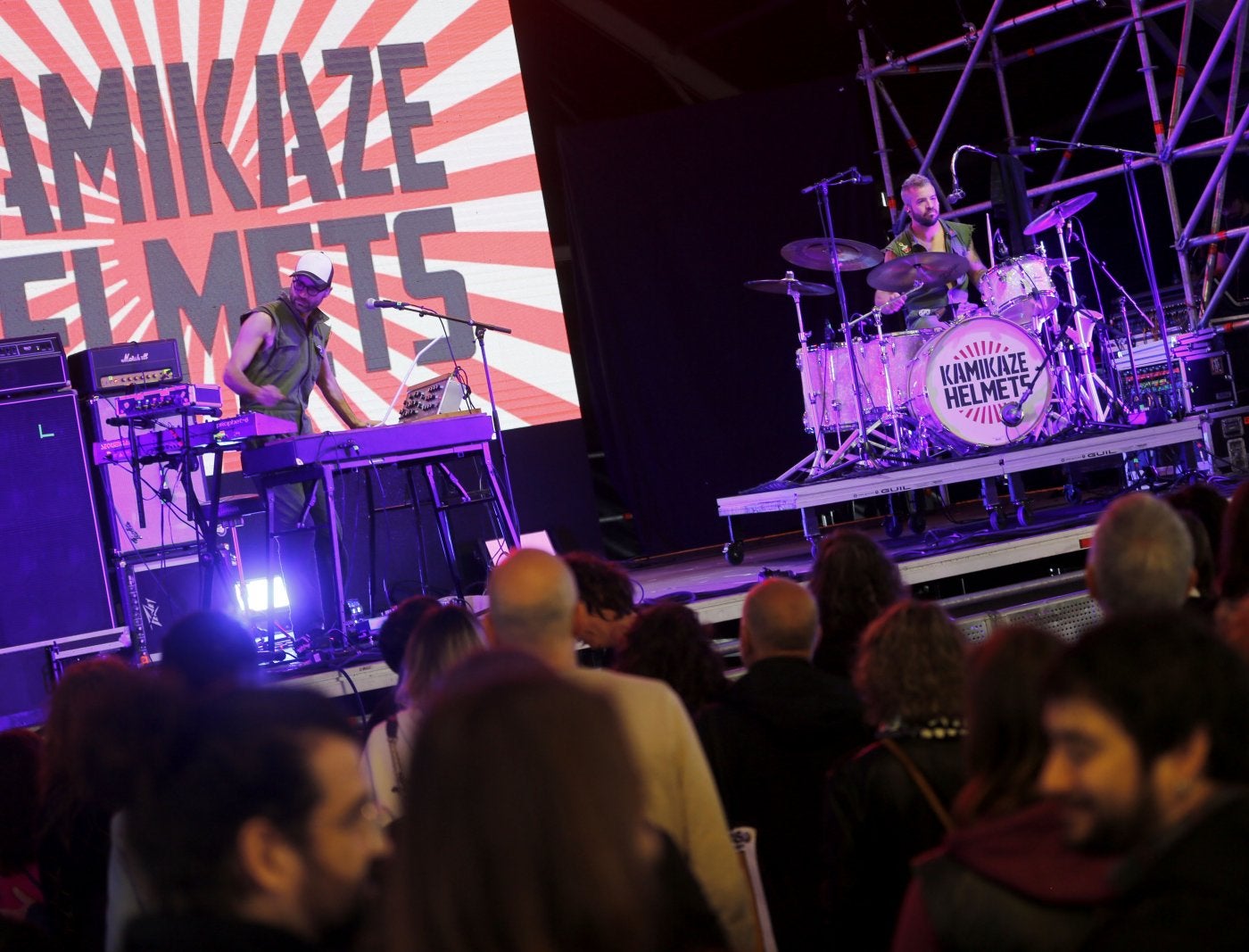 Kamikaze Helmets echó mano del rock and roll durante su concierto en la plaza Mayor.