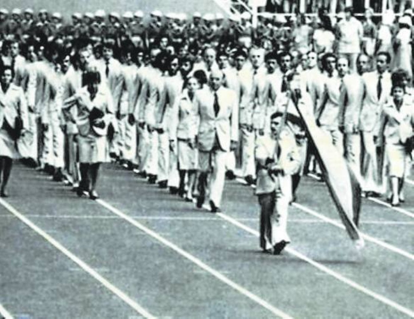 Dacal II portando la bandera española en la inauguración de la olimpíada canadiense de 1976.