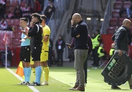 Miguel Ángel Ramírez, pensativo, en los últimos minutos del encuentro entre el Sporting y el Villarreal B.