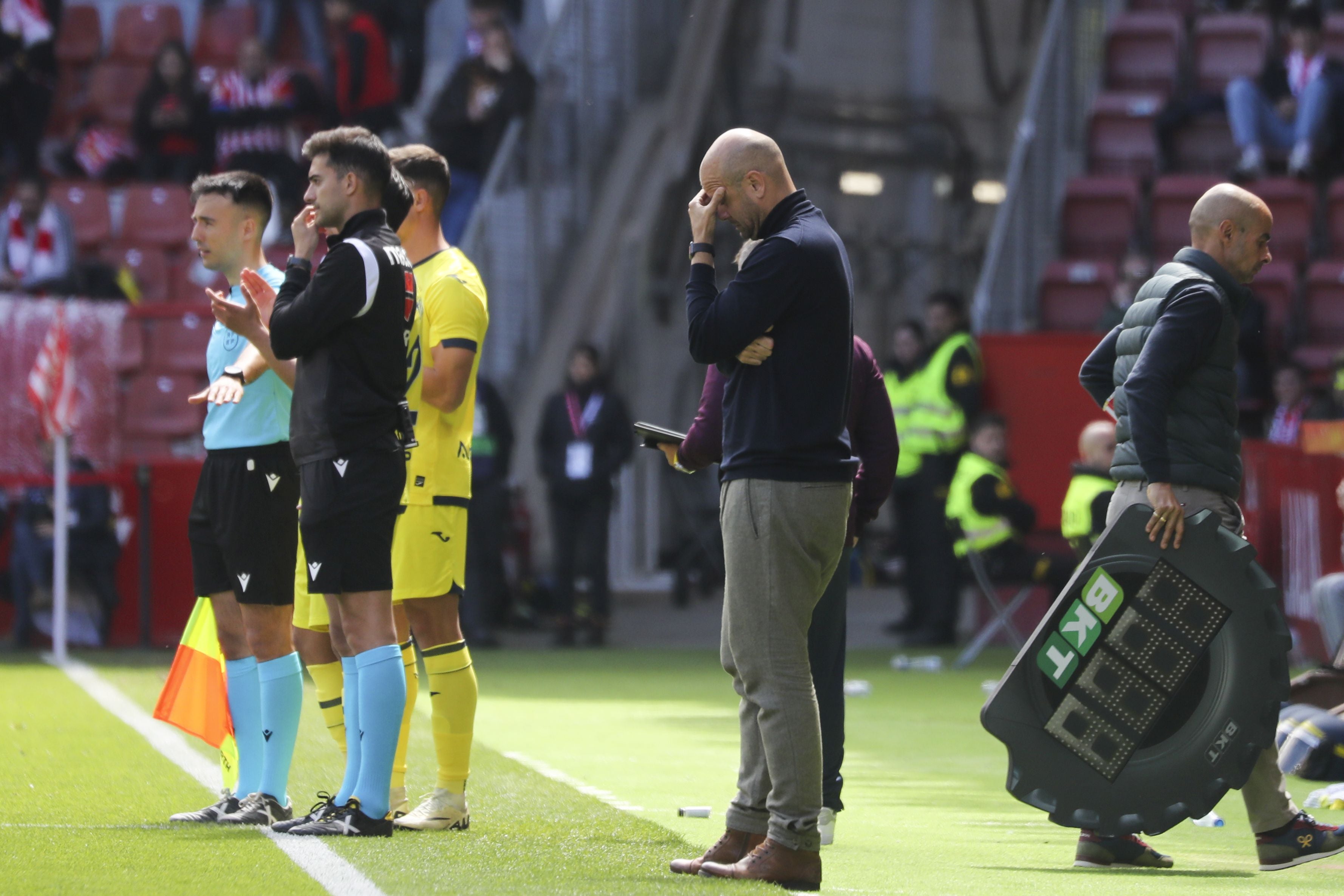 Miguel Ángel Ramírez, pensativo, en los últimos minutos del encuentro entre el Sporting y el Villarreal B.