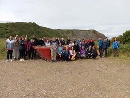 Cerca de 50 trabajadores de Merkle Gijón retiran 120 kilos de basura en la playa de Xagó