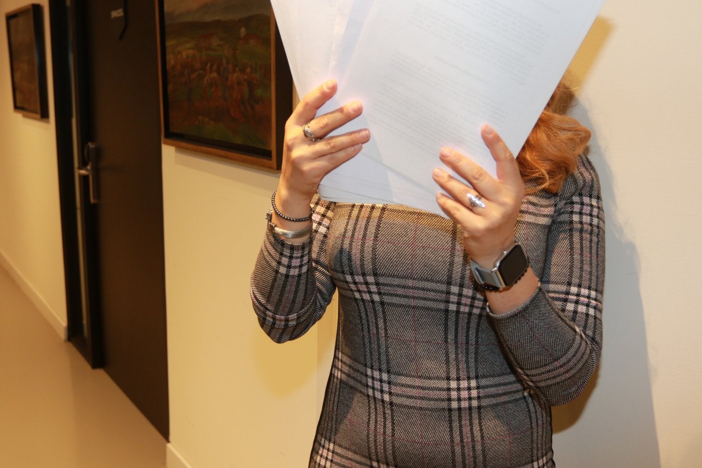 La madre de las menores en riesgo de violencia vicaria, con la sentencia que condena a su exmarido.