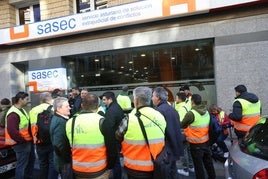 Trabajadores de Saint-Gobain acompañaron a sus representantes sindicales en la oficina del SASEC, en Oviedo.