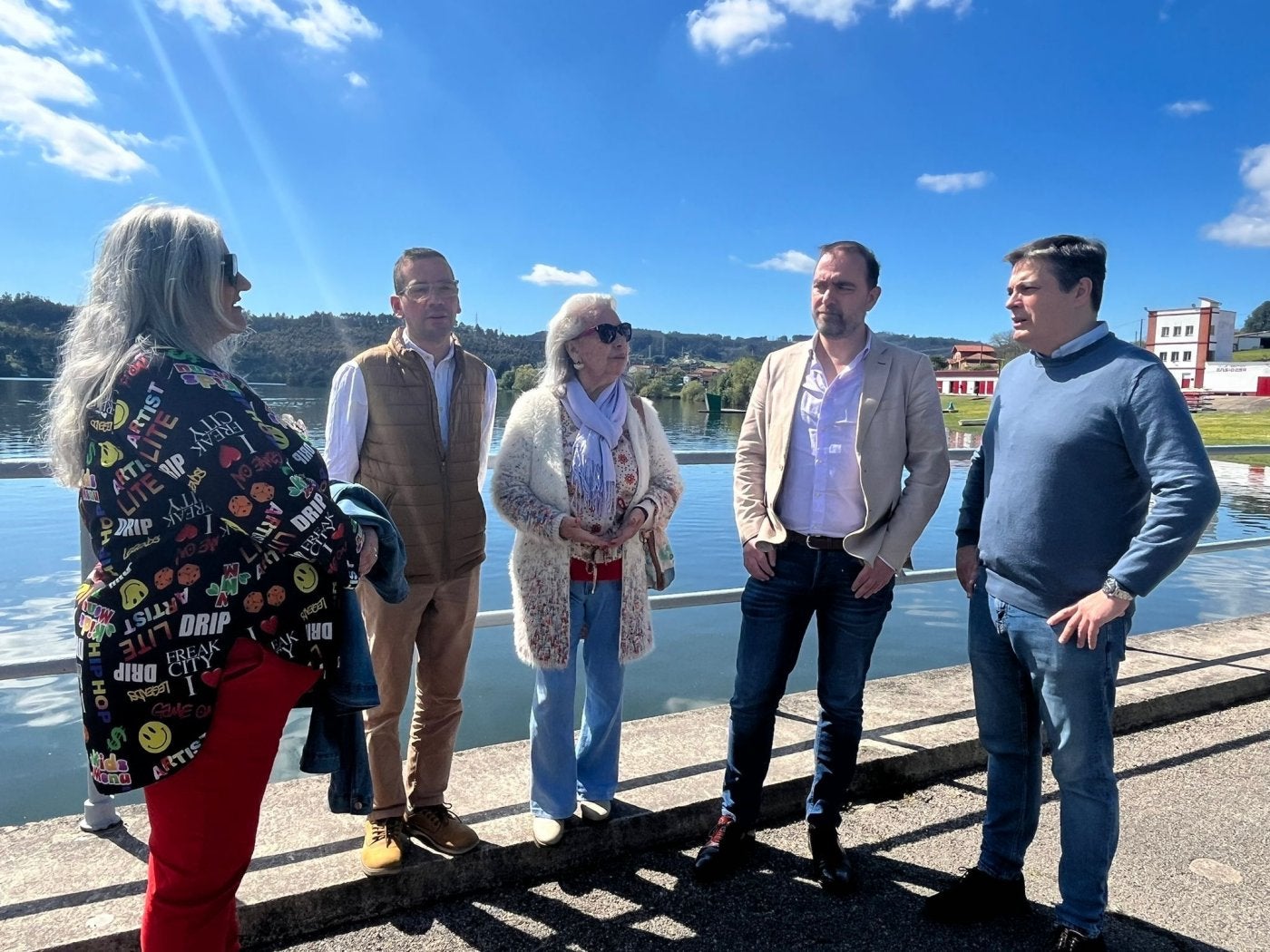 Pedro de Rueda y David Robles (a la izquierda) junto a tres miembros de la junta local del PP.