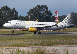 Un avión de Vueling, en el Aeropuerto de Asturias.