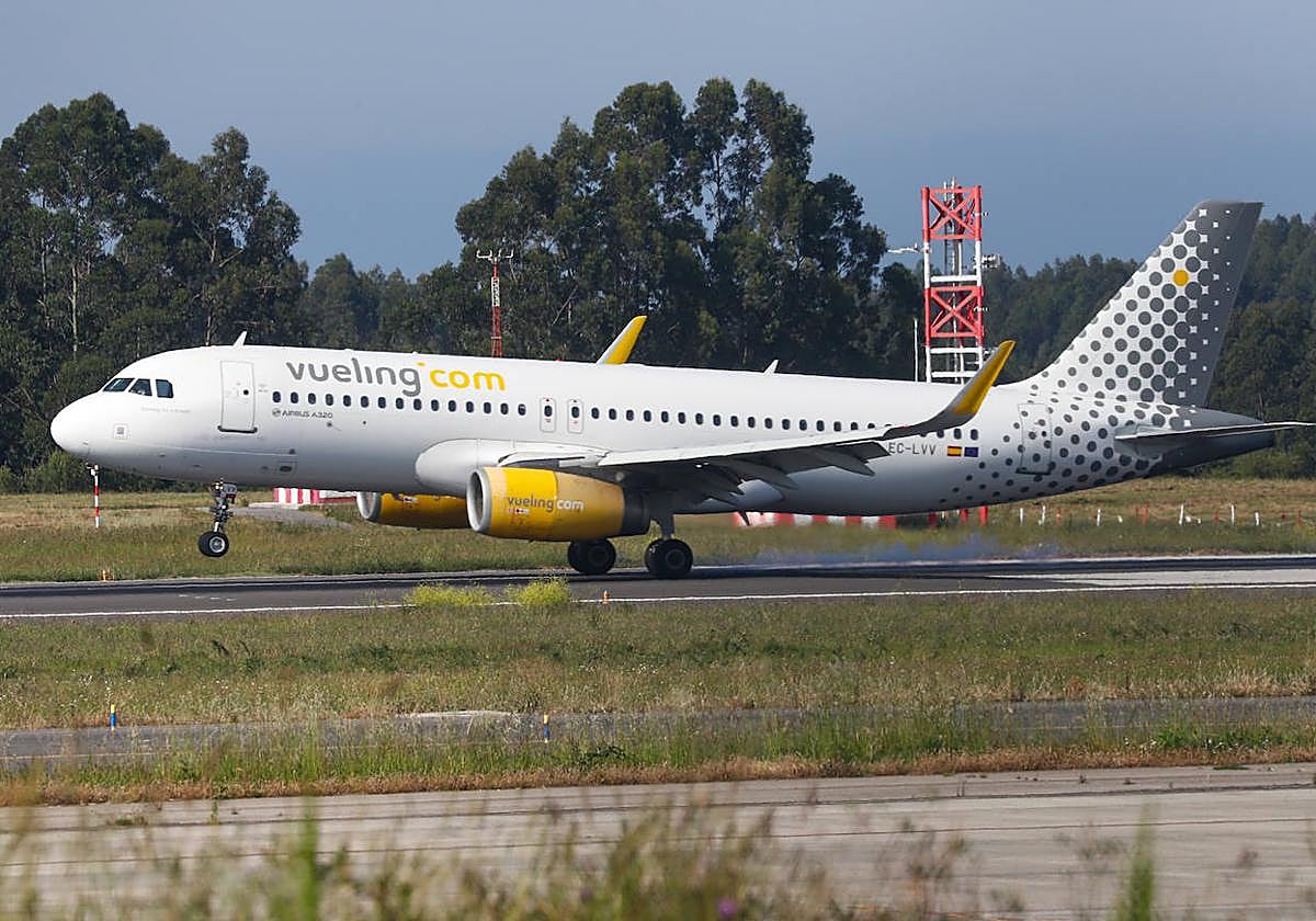 Un avión de Vueling, en el Aeropuerto de Asturias.