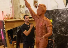 Carlos García, en su taller, con la estatua del 'Brujo'