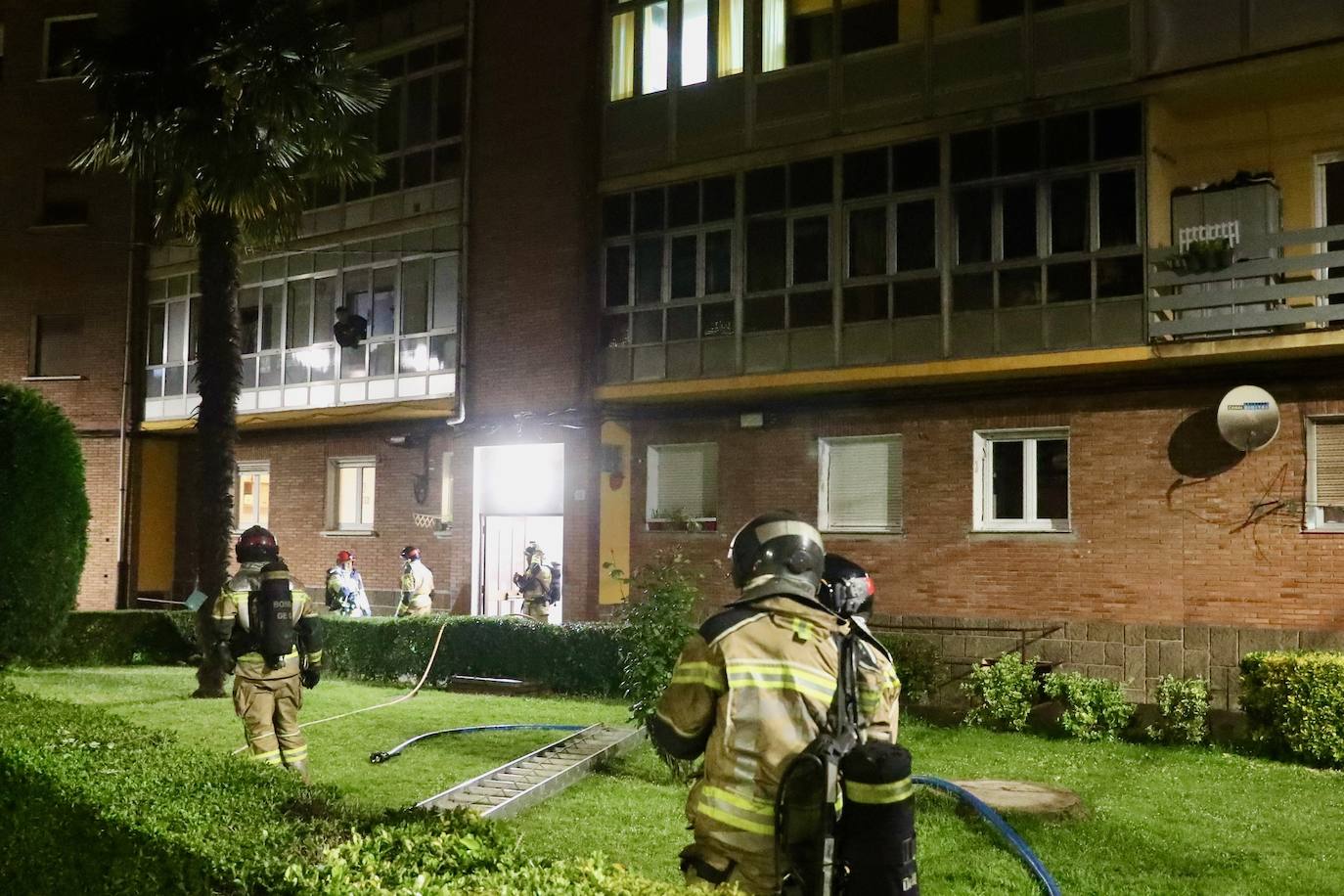 Cuatro intoxicados en un incendio en Gijón