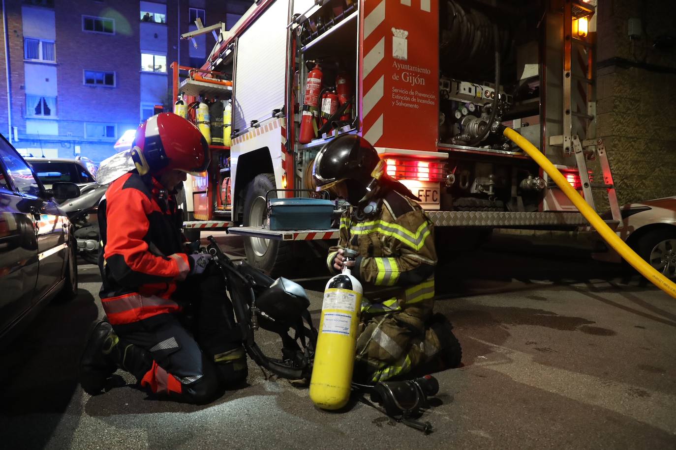 Cuatro intoxicados en un incendio en Gijón