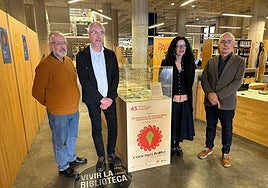 De izquierda a derecha, Juan Miguel Menéndez Llana, director de la Biblioteca de Asturias; Francisco Álvarez, coordinador de la 45 Selmana de les Lletres Asturianes; Vanessa Gutiérrez, consejera de Cultura, Política Llingüística y Deporte y Antón García, director general de Acción Cultural y Política Llingüística.