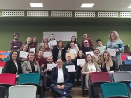 Los alumnos del proyecto de inserción tecnológica RuralCamp recibieron sus diplomas en el Ateneo de Villaviciosa.