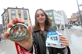 Cristina Beltrán, ayer en Avilés con el dorsal y la medalla por acabar la Maratón de Madrid.