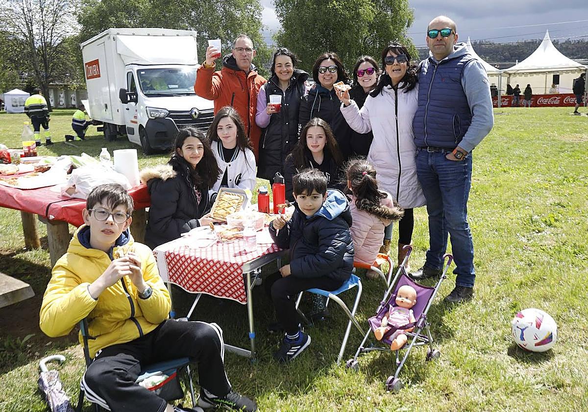 Un grupo disfruta de la jira.