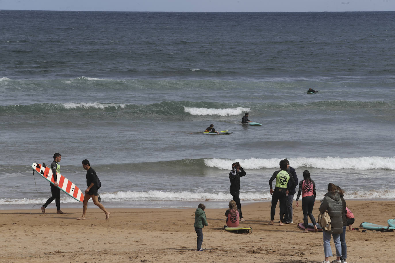 Arranca la temporada de baños en las playas de Gijón