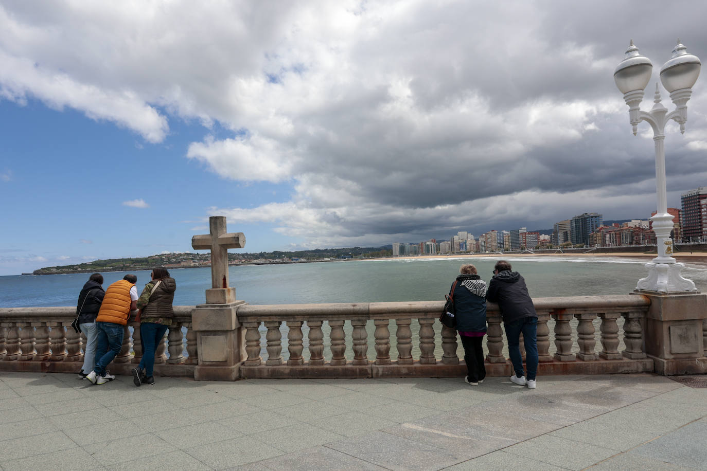 Los turistas eligen Gijón en el puente de mayo