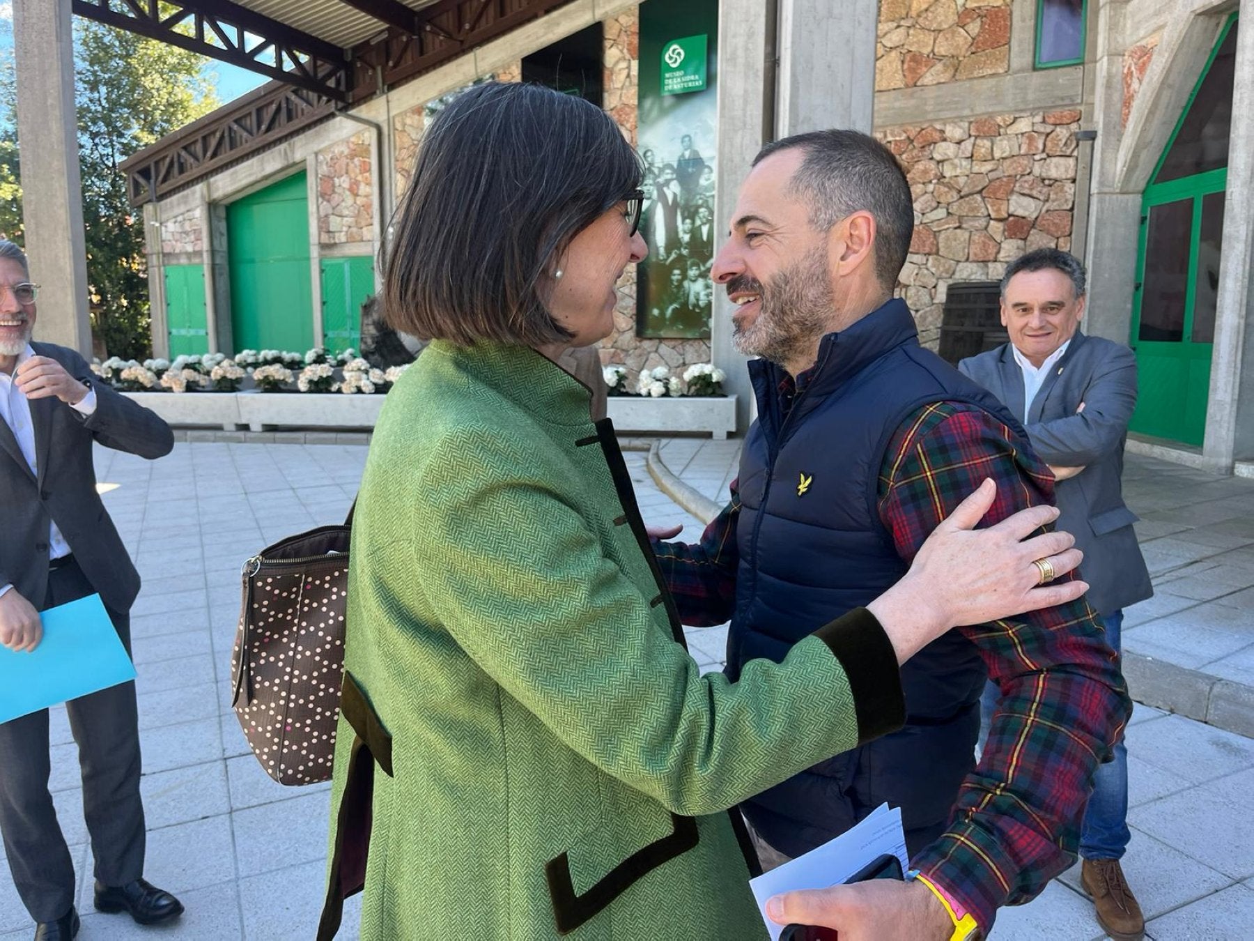 La consejera Nieves Roqueñí saluda efusivamente al alcalde de Siero, Ángel García.