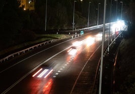 Farolas instaladas en la variante de Avilés, apagadas desde hace años.