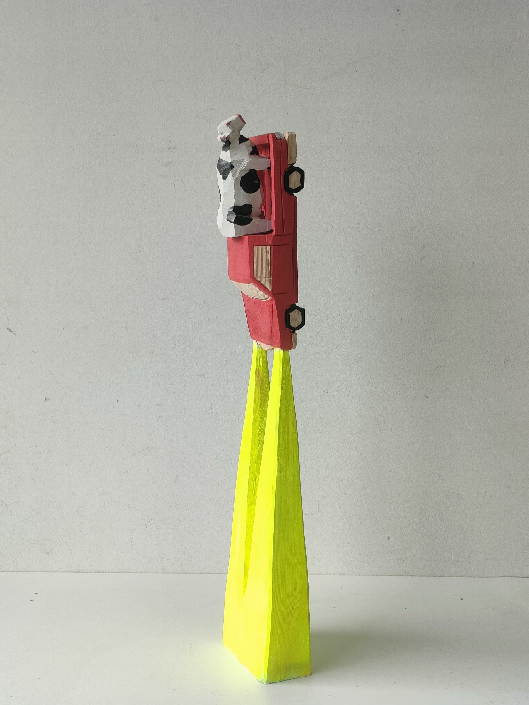 Kiko Miyares sostiene sus coches con los haces de luz y deforma figuras.