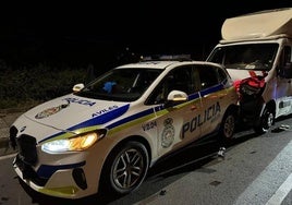 El camión golpeó al coche de la Policía Local en la avenida de Gijón de Avilés