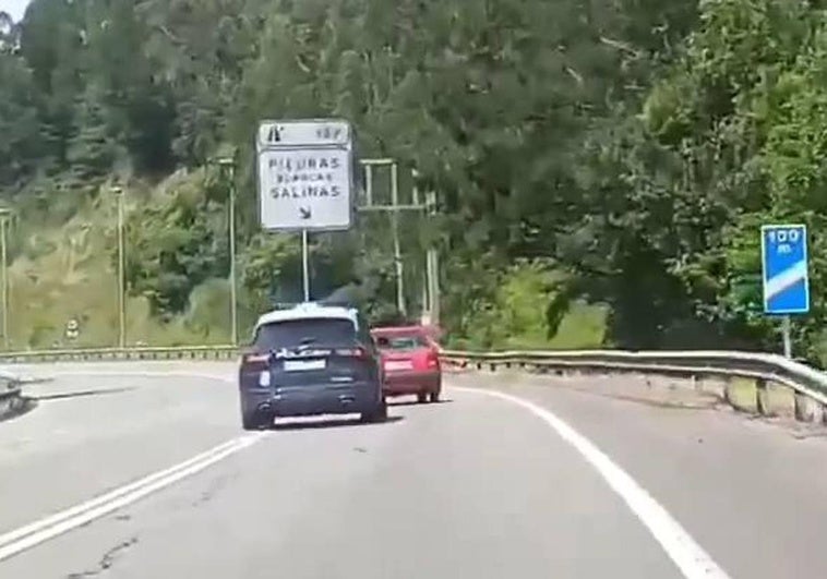 La Policía Nacional persigue por la variante entre Avilés y Salinas a un coche que iba haciendo eses.