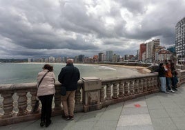 Turistas en Gijón, este puente de mayo.