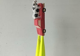 Kiko Miyares sostiene sus coches con los haces de luz y deforma figuras.