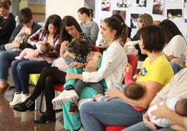 Madres dando de mamar a sus hijos durante la celebración de la Semana Mundial de la Lactancia Materna en el Hospital San Agustín.