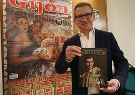 Manolo Guillén, con su libro 'Ahora que somos morantistas', ayer, en el salón de actos de Caja Rural.