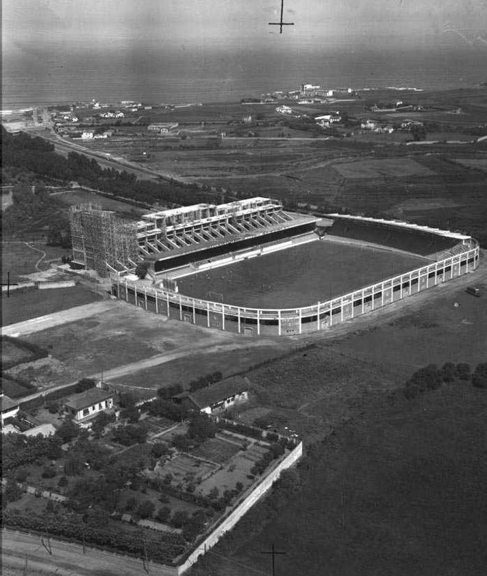 Imagen secundaria 2 - 1) Puente construido por Duro Felguera para unir el recinto ferial con la Tribunona. 1967. 2) Puente original de La Guía con el tranvía de mulas encima. Esas casas se tiraron para hacer la entrada a los viveros. 1902. 3) Paseo del Doctor Fleming totalmente expedito salvo por el chalet de los padres de Rodrigo Rato. 1956.