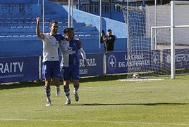Claudio y Natalio celebran el primer gol al Covadonga.