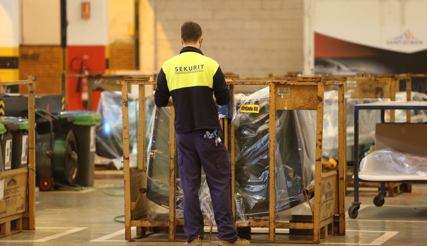 En la imagen, un trabajador en la planta de Sekurit de Avilés.