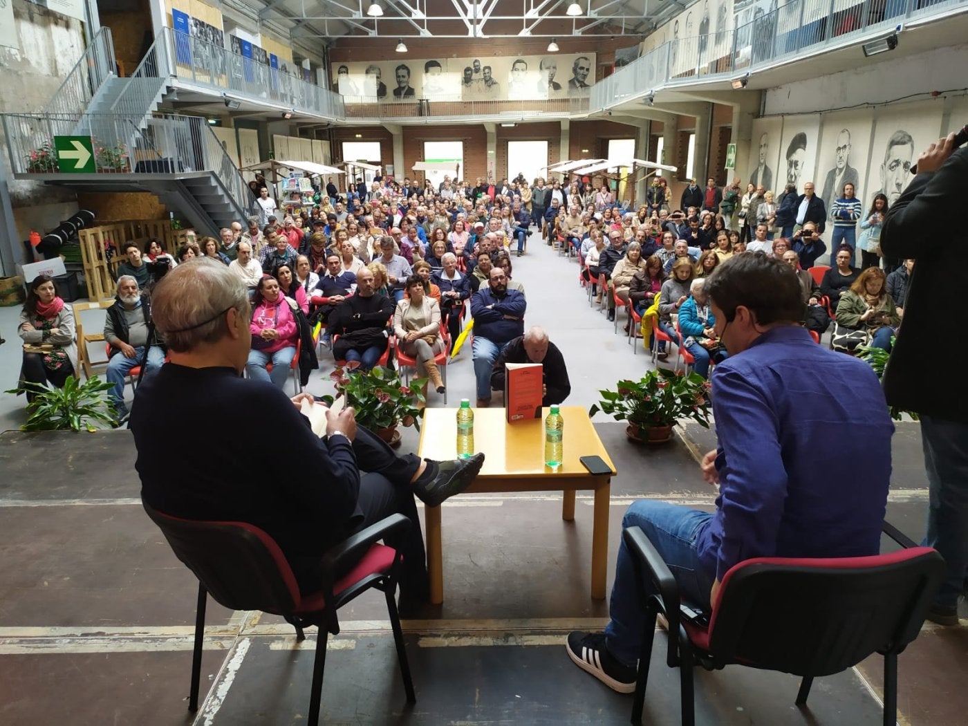 Jesús Cintora presenta su libro en la feria del libro de Carreño.