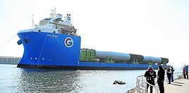 El buque 'GPO Gracer' batió un récord del puerto el año pasado con sus 48 metros de manga. Llegó a Avilés para transportar piezas producidas por Windar hasta Canadá.