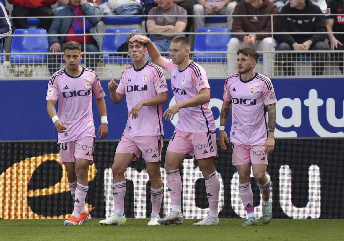 Masca, Paulino, Alemao y Viti celebran el primer gol del Oviedo, el de Paulino.