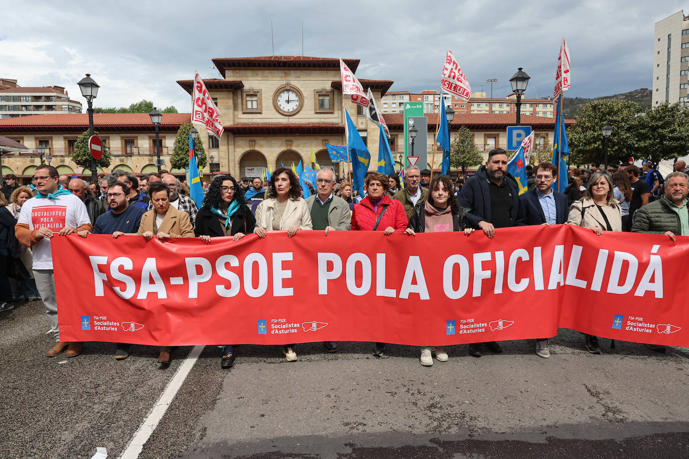 Las imágenes que deja la manifestación en Oviedo por la oficialidad del asturiano