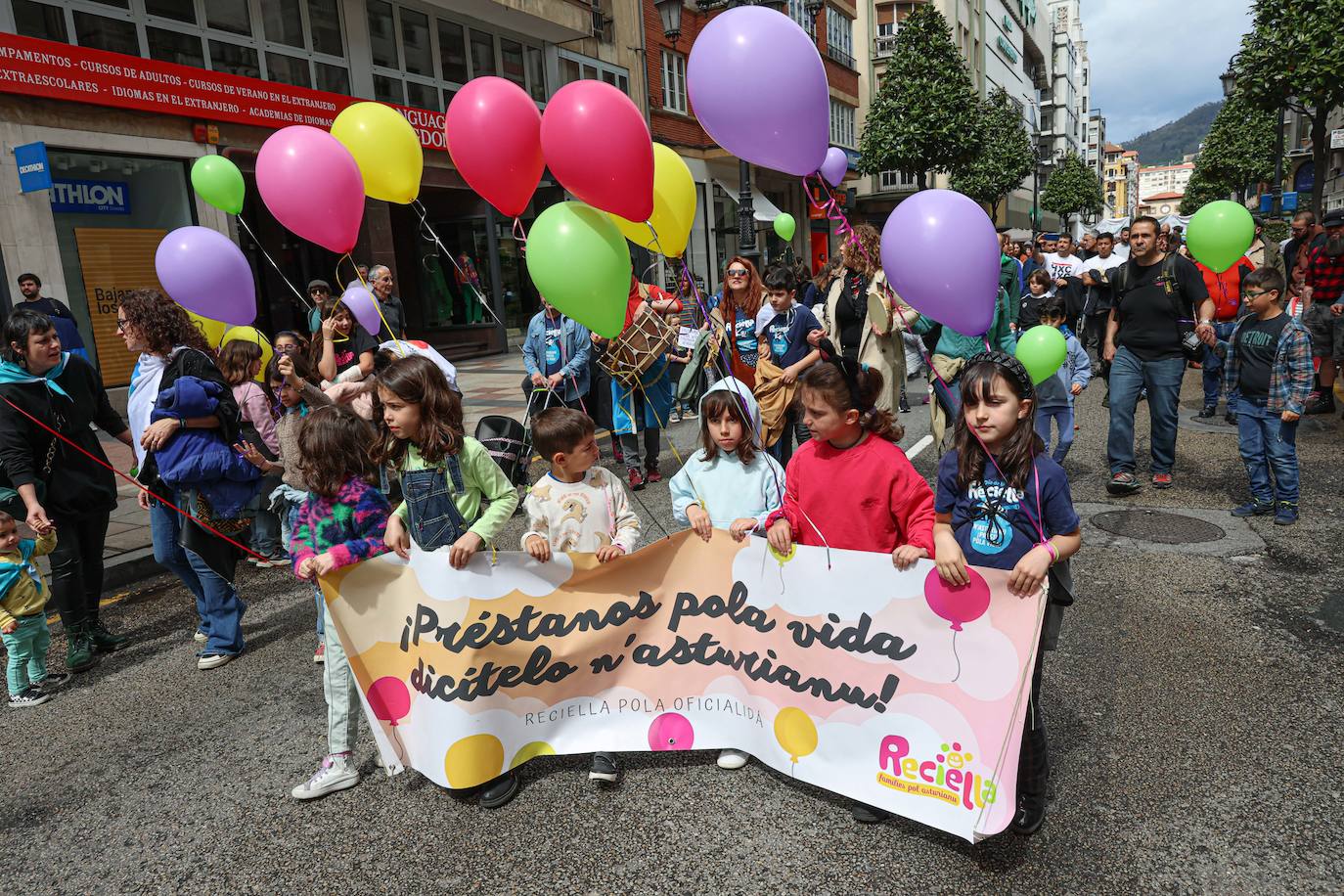 Las imágenes que deja la manifestación en Oviedo por la oficialidad del asturiano