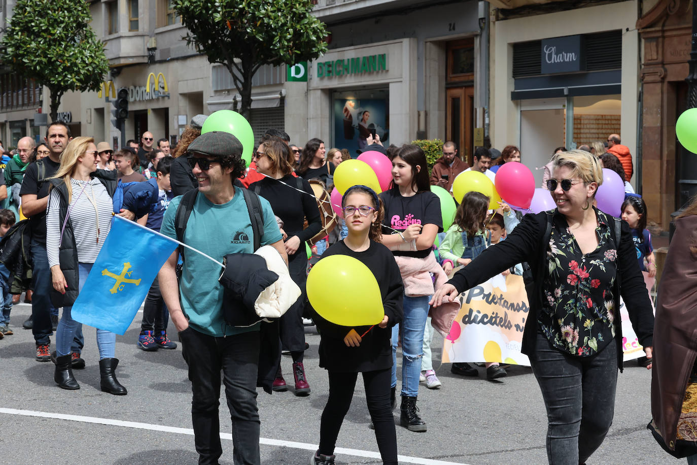 Las imágenes que deja la manifestación en Oviedo por la oficialidad del asturiano