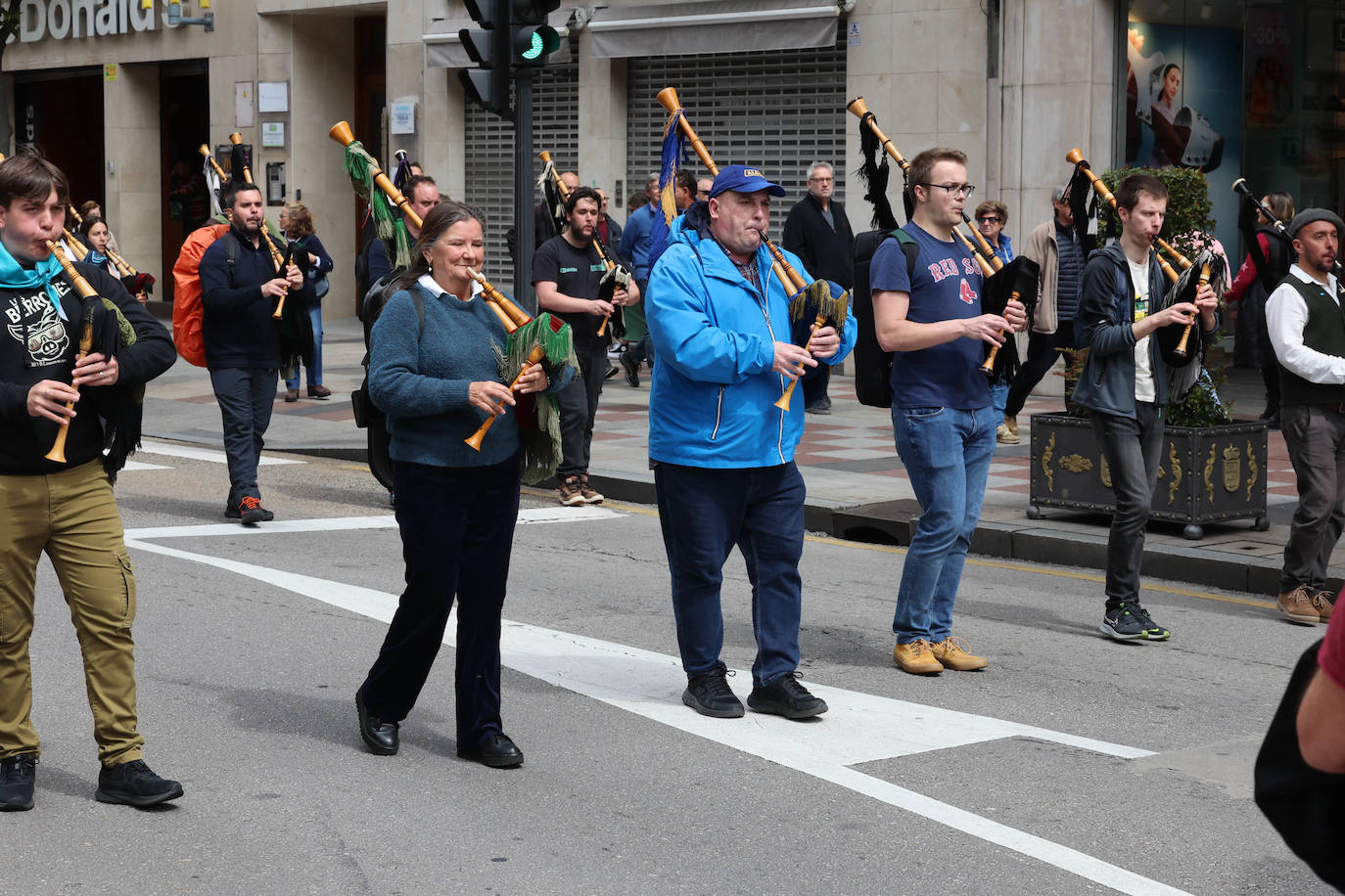 Las imágenes que deja la manifestación en Oviedo por la oficialidad del asturiano